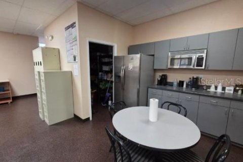 Commercial property in Brandon, Florida 503.72 sq.m. № 2206246 - photo 4