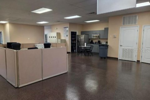 Commercial property in Brandon, Florida 503.72 sq.m. № 2206246 - photo 3