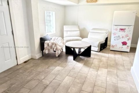 House in Miami, Florida 1 bedroom, 74.32 sq.m. № 2069540 - photo 4