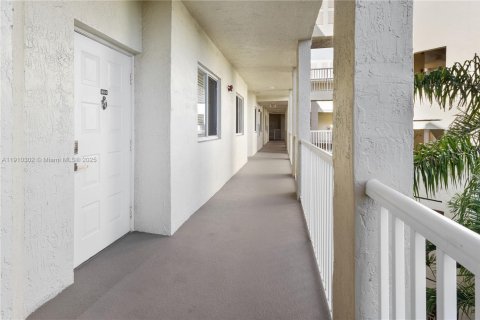 Condominio en alquiler en Doral, Florida, 3 dormitorios, 158.86 m2 № 1967143 - foto 8