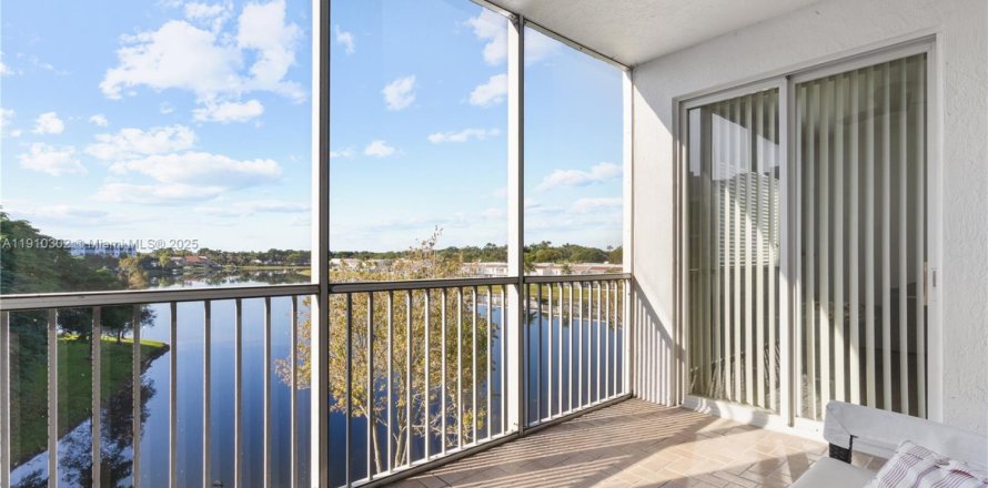 Condominio en Doral, Florida, 3 dormitorios  № 1967143