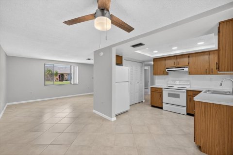 House in New Port Richey, Florida 2 bedrooms, 78.04 sq.m. № 1901146 - photo 12