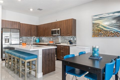 Casa en venta en Miramar, Florida, 4 dormitorios, 211.26 m2 № 1999661 - foto 18