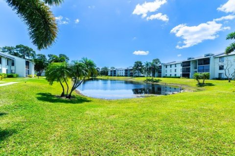 Condo in West Palm Beach, Florida, 2 bedrooms  № 1142637 - photo 1