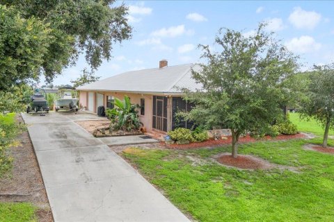 Casa en venta en Moore Haven, Florida, 3 dormitorios, 211.35 m2 № 2244857 - foto 2