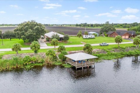 House in Moore Haven, Florida 3 bedrooms, 211.35 sq.m. № 2244857