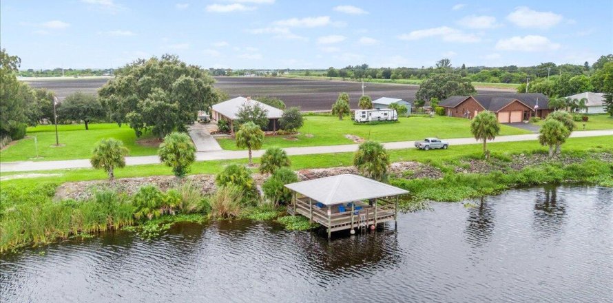 Casa en Moore Haven, Florida 3 dormitorios, 211.35 m2 № 2244857
