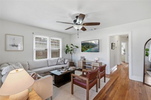 House in Saint Petersburg, Florida 3 bedrooms, 109.44 sq.m. № 2330270 - photo 10