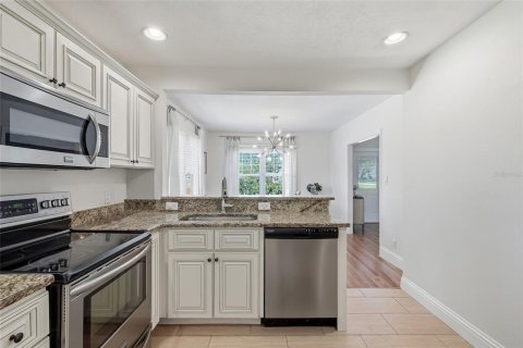 House in Saint Petersburg, Florida 3 bedrooms, 109.44 sq.m. № 2330270 - photo 16