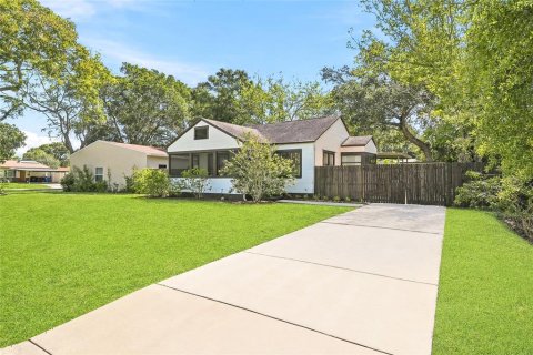 House in Saint Petersburg, Florida 3 bedrooms, 109.44 sq.m. № 2330270 - photo 6