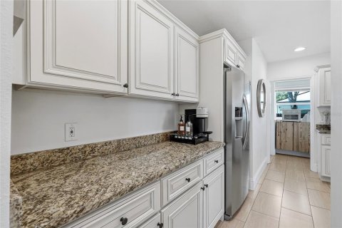 House in Saint Petersburg, Florida 3 bedrooms, 109.44 sq.m. № 2330270 - photo 18