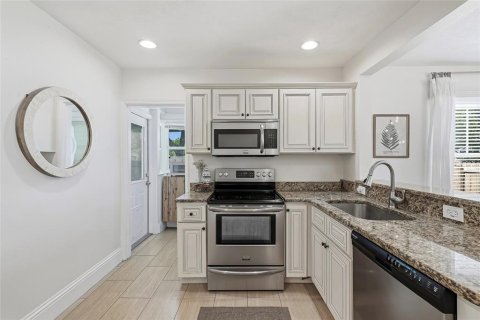 House in Saint Petersburg, Florida 3 bedrooms, 109.44 sq.m. № 2330270 - photo 15