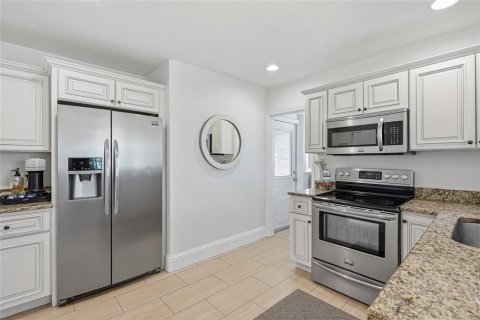 House in Saint Petersburg, Florida 3 bedrooms, 109.44 sq.m. № 2330270 - photo 14
