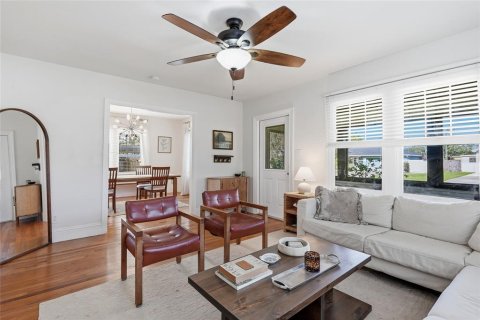 House in Saint Petersburg, Florida 3 bedrooms, 109.44 sq.m. № 2330270 - photo 12