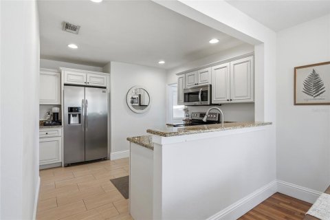House in Saint Petersburg, Florida 3 bedrooms, 109.44 sq.m. № 2330270 - photo 17