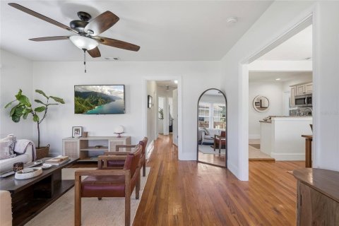 House in Saint Petersburg, Florida 3 bedrooms, 109.44 sq.m. № 2330270 - photo 11