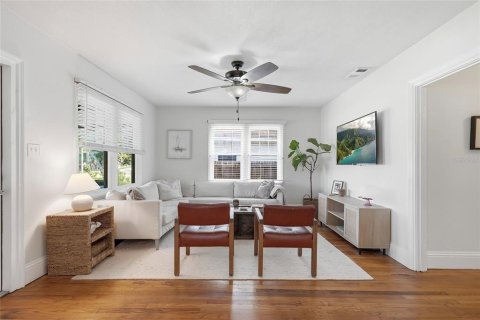 House in Saint Petersburg, Florida 3 bedrooms, 109.44 sq.m. № 2330270 - photo 2