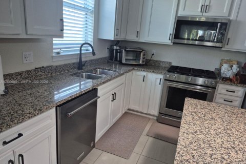 House in Port St. Lucie, Florida 2 bedrooms, 146.69 sq.m. № 2187864 - photo 6