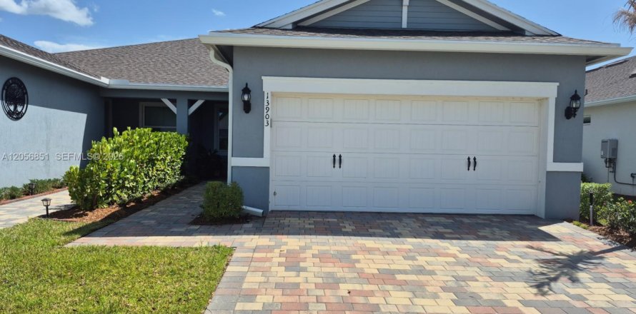 House in Port St. Lucie, Florida 2 bedrooms, 146.69 sq.m. № 2187864