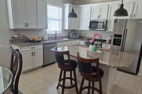 House in Port St. Lucie, Florida 2 bedrooms, 146.69 sq.m. № 2187864 - photo 5