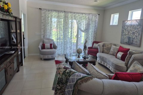 House in Port St. Lucie, Florida 2 bedrooms, 146.69 sq.m. № 2187864 - photo 3