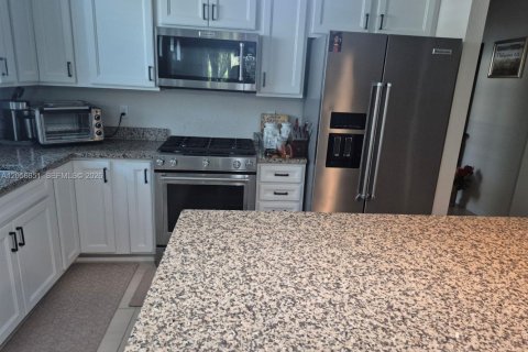 House in Port St. Lucie, Florida 2 bedrooms, 146.69 sq.m. № 2187864 - photo 7