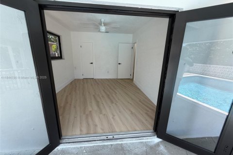 House in North Miami, Florida 4 bedrooms, 200.2 sq.m. № 1845879 - photo 27