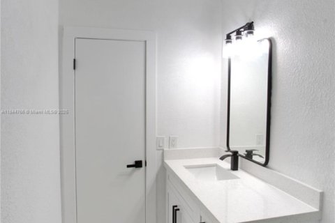 House in North Miami, Florida 4 bedrooms, 200.2 sq.m. № 1845879 - photo 12