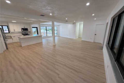 House in North Miami, Florida 4 bedrooms, 200.2 sq.m. № 1845879 - photo 6