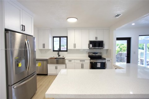 House in North Miami, Florida 4 bedrooms, 200.2 sq.m. № 1845879 - photo 8