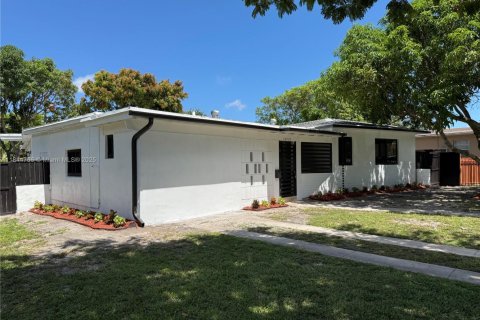 House in North Miami, Florida 4 bedrooms, 200.2 sq.m. № 1845879 - photo 1