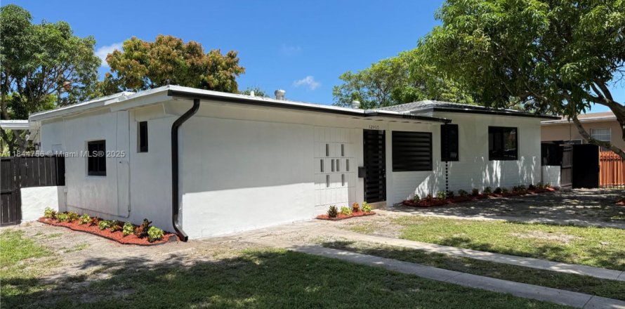 House in North Miami, Florida 4 bedrooms, 200.2 sq.m. № 1845879