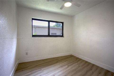 House in North Miami, Florida 4 bedrooms, 200.2 sq.m. № 1845879 - photo 23