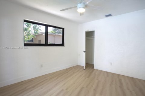 House in North Miami, Florida 4 bedrooms, 200.2 sq.m. № 1845879 - photo 18