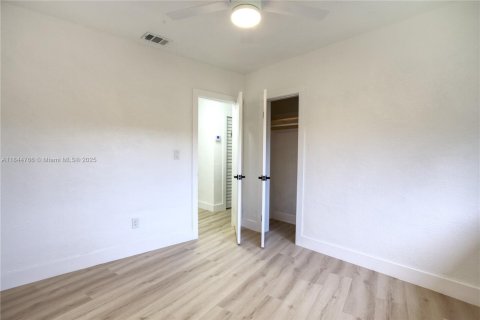 House in North Miami, Florida 4 bedrooms, 200.2 sq.m. № 1845879 - photo 22