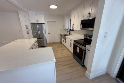 House in North Miami, Florida 4 bedrooms, 200.2 sq.m. № 1845879 - photo 10