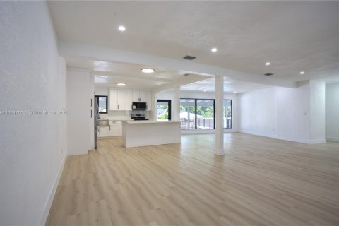 House in North Miami, Florida 4 bedrooms, 200.2 sq.m. № 1845879 - photo 5