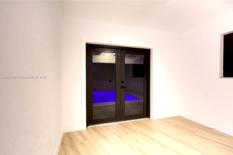 House in North Miami, Florida 4 bedrooms, 200.2 sq.m. № 1845879 - photo 28