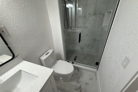 House in North Miami, Florida 4 bedrooms, 200.2 sq.m. № 1845879 - photo 21