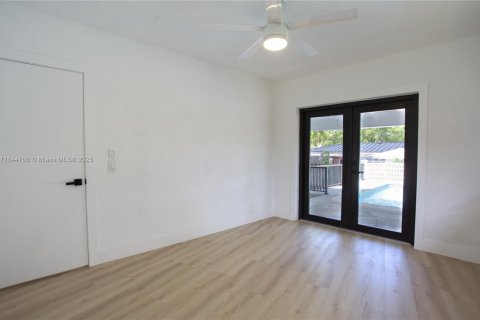 House in North Miami, Florida 4 bedrooms, 200.2 sq.m. № 1845879 - photo 26