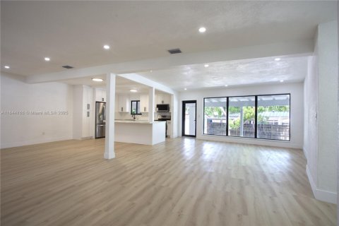 House in North Miami, Florida 4 bedrooms, 200.2 sq.m. № 1845879 - photo 4