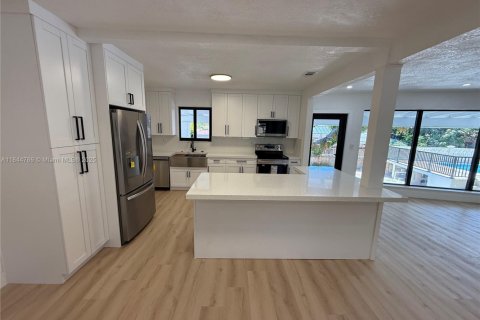 House in North Miami, Florida 4 bedrooms, 200.2 sq.m. № 1845879 - photo 7