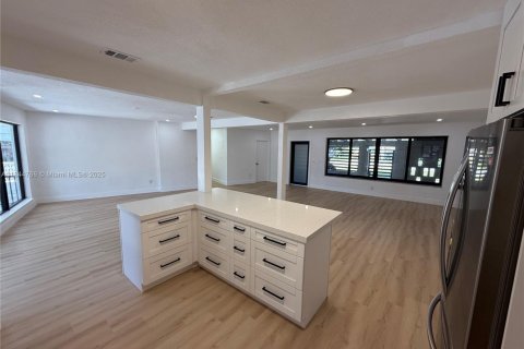 House in North Miami, Florida 4 bedrooms, 200.2 sq.m. № 1845879 - photo 11