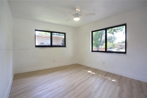 House in North Miami, Florida 4 bedrooms, 200.2 sq.m. № 1845879 - photo 19
