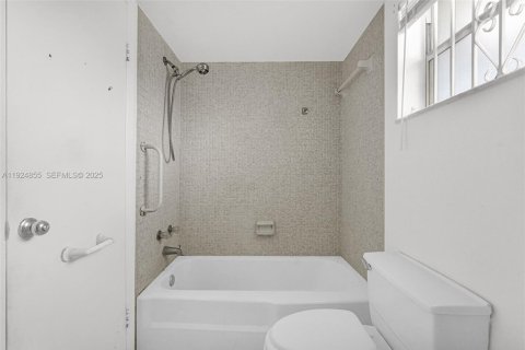 Copropriété à vendre à Miami, Floride: 1 chambre, 89.93 m2 № 1990723 - photo 15