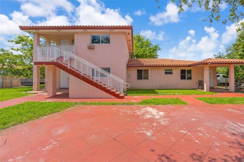 Immobilier commercial à vendre à Miami, Floride: 350.06 m2 № 2178490 - photo 2