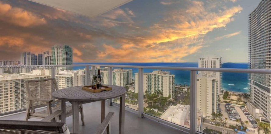 Condominio en Hollywood, Florida, 2 dormitorios № 1804447