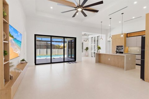 House in Cape Coral, Florida 4 bedrooms, 242.1 sq.m. № 2094859