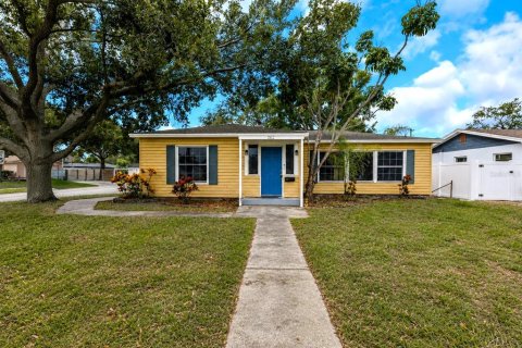 House in Saint Petersburg, Florida 3 bedrooms, 144.18 sq.m. № 2344564