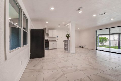 House in Tampa, Florida 3 bedrooms, 99.31 sq.m. № 1824026 - photo 6